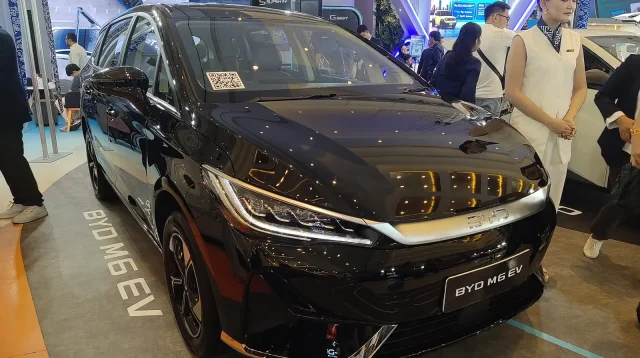 BYD M6 EV warna hitam dipajang di GIIAS 2026 Bandung dilihat dari depan kanan