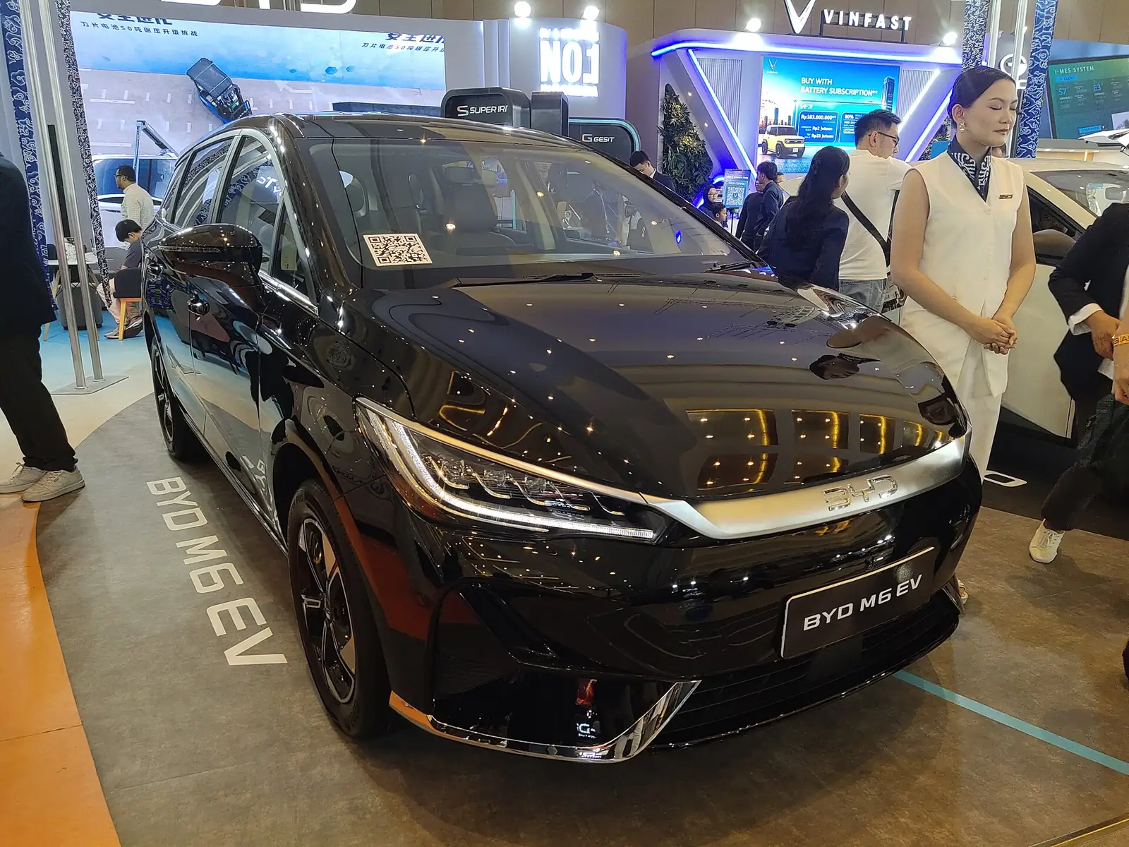 BYD M6 EV warna hitam dipajang di GIIAS 2026 Bandung dilihat dari depan kanan