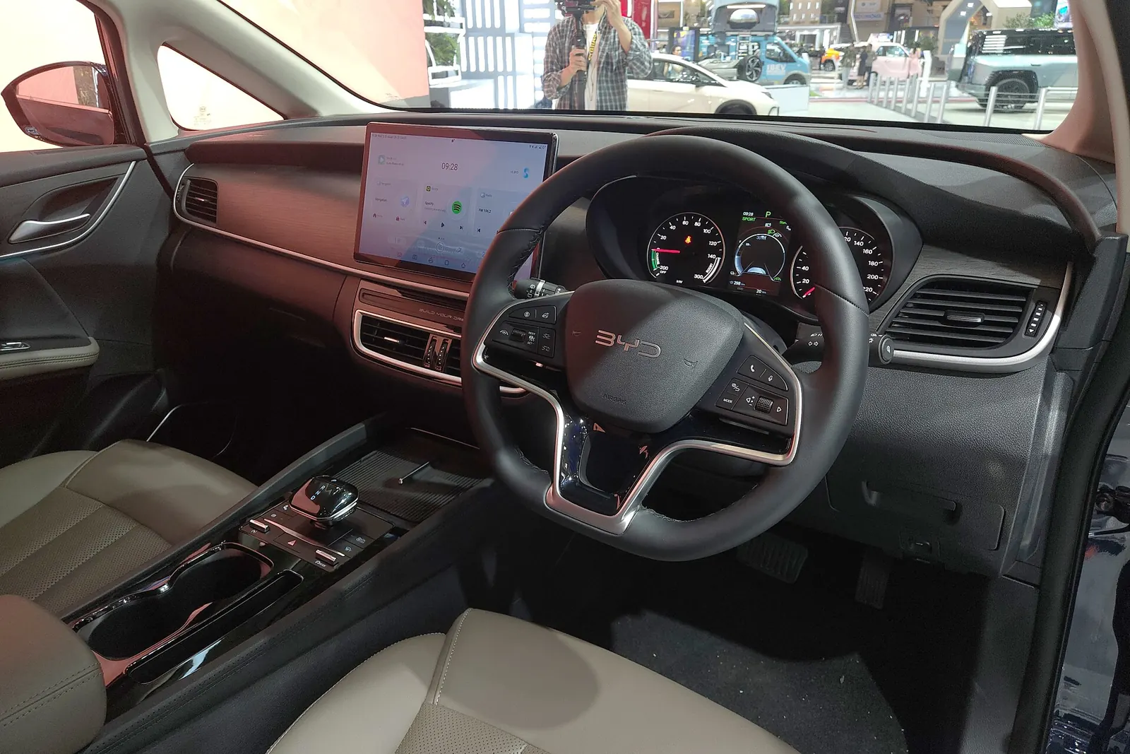 Dasbor BYD M6 Superior dengan layar putar 12,8 inci, bahan review BYD M6