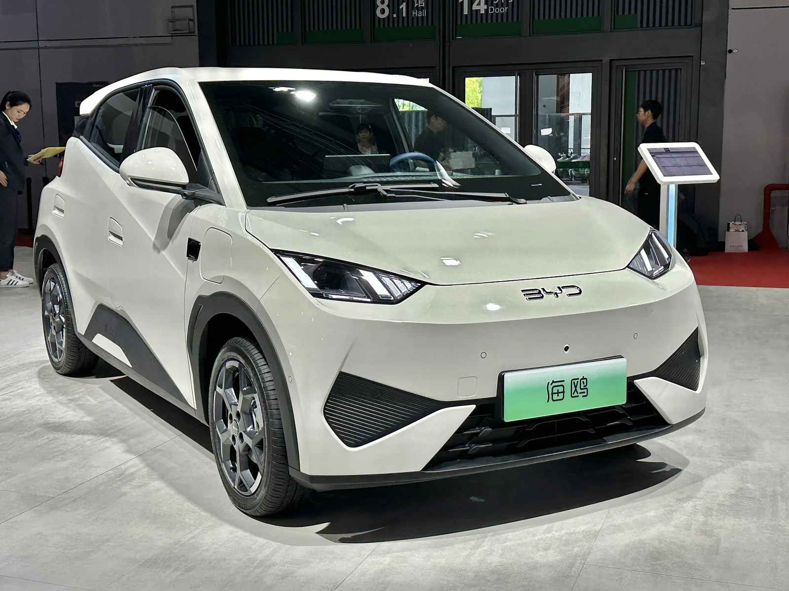 BYD Seagull putih di ruang pamer China
