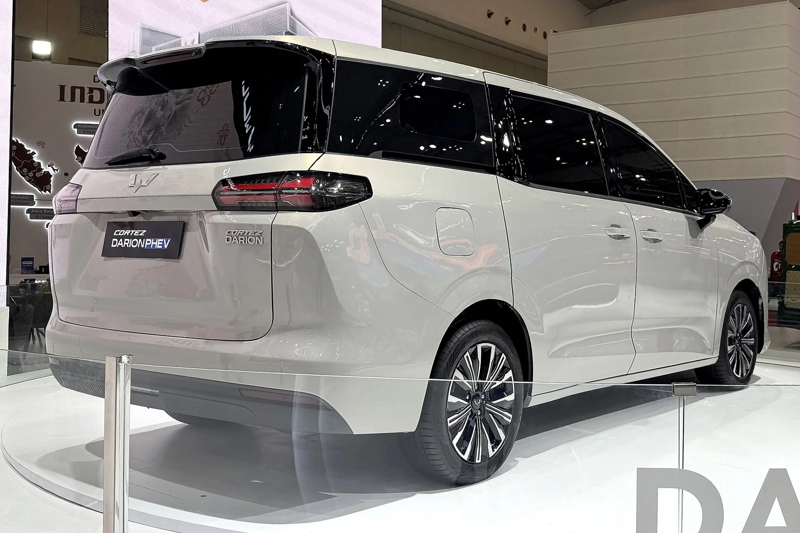 Bagian belakang Wuling Cortez Darion warna putih dengan lampu belakang menyambung