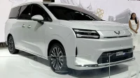 Wuling Cortez Darion EV warna putih dipajang di pameran Indonesia dilihat dari depan kanan
