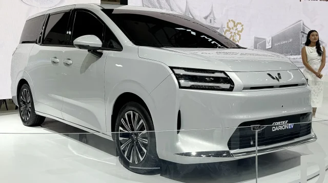 Wuling Cortez Darion EV warna putih dipajang di pameran Indonesia dilihat dari depan kanan
