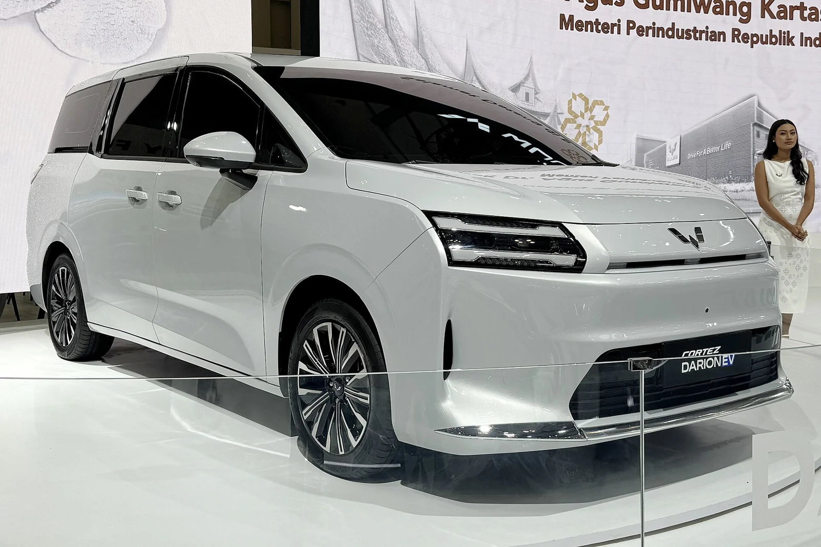 Wuling Cortez Darion EV warna putih dipajang di pameran Indonesia dilihat dari depan kanan