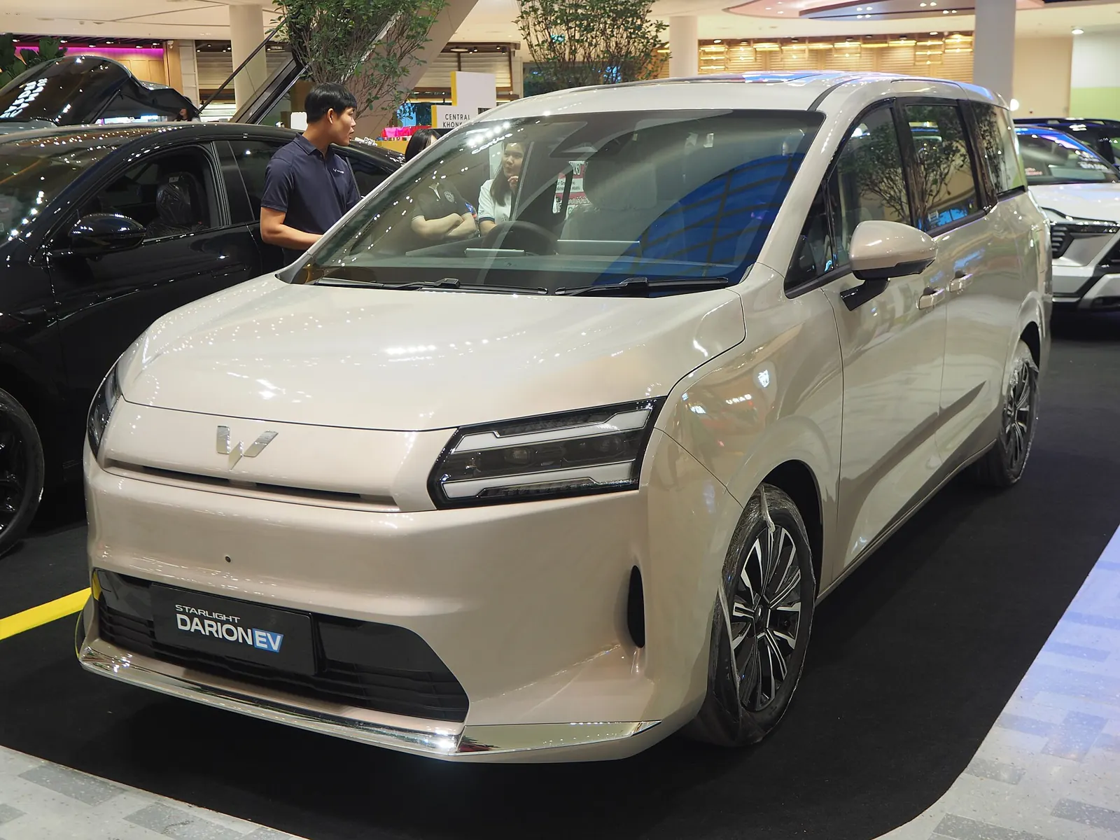 Wuling Darion EV warna krem dengan logo Darion EV di pelat depan, bahan review Wuling Darion EV
