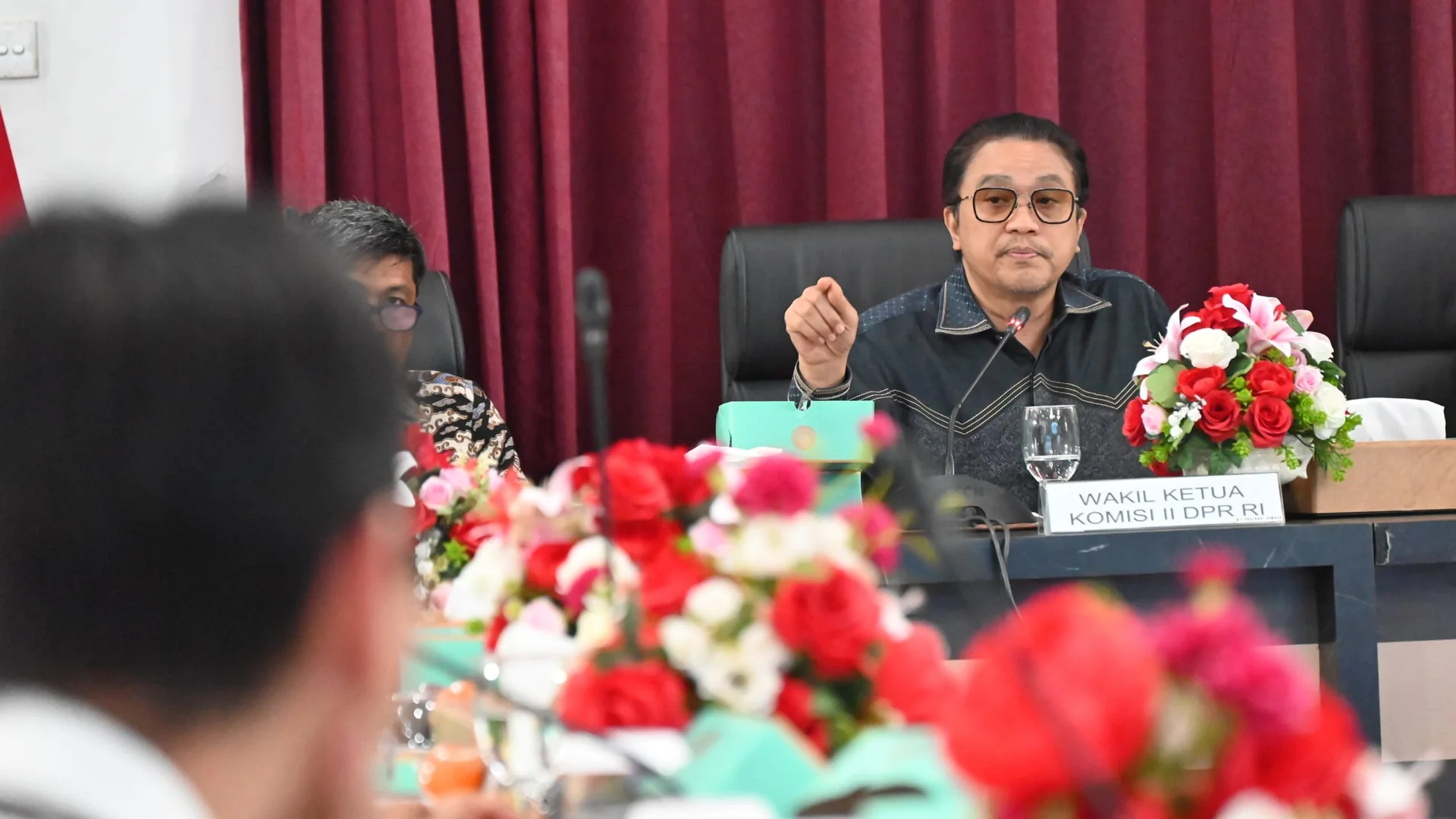 Wakil Ketua Komisi II DPR RI Dede Yusuf berbicara dalam rapat kunjungan kerja di Padang