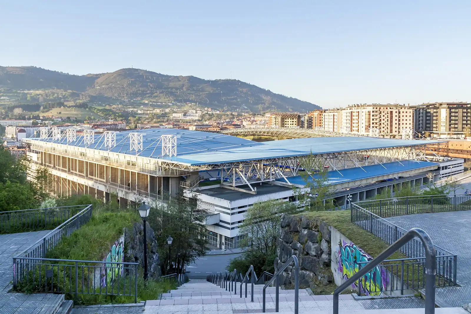 Estadio Carlos Tartiere di Oviedo dengan latar perbukitan, lokasi laga Spanyol vs Ceko