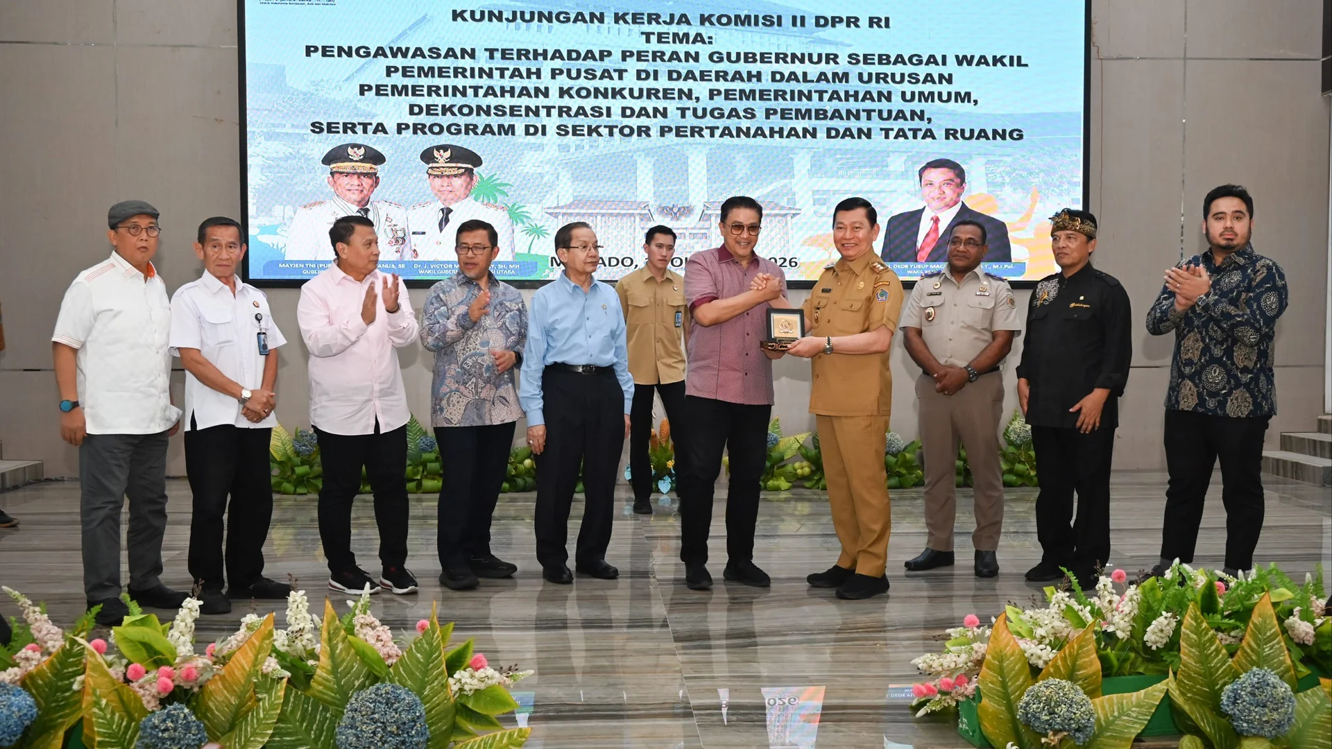 Tim Kunjungan Kerja Komisi II DPR RI berfoto bersama Wakil Gubernur Sulawesi Utara di Manado