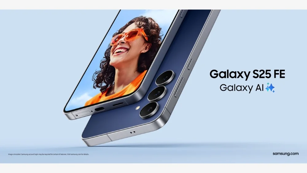 Galaxy S25 FE warna Navy melayang miring dengan layar menampilkan foto perempuan berkacamata oranye