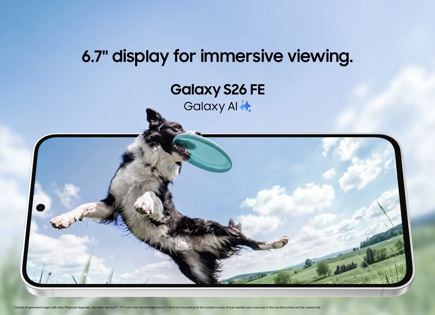 Layar 6,7 inci untuk review Galaxy S26 FE menampilkan foto anjing menangkap frisbee