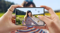 Dua tangan memegang Galaxy Z Fold8 terbuka dengan layar 4:3 saat memotret, foto utama review Galaxy Z Fold8