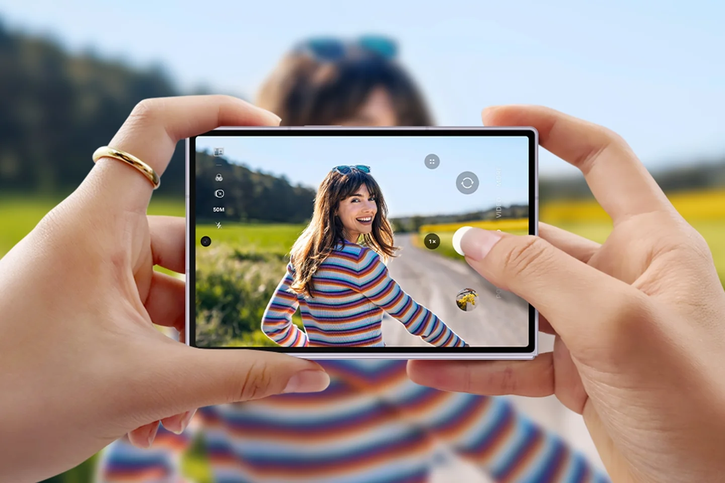 Dua tangan memegang Galaxy Z Fold8 terbuka dengan layar 4:3 saat memotret, foto utama review Galaxy Z Fold8