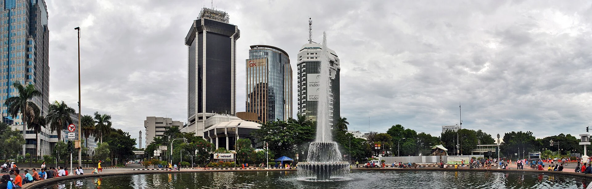 Panorama Bundaran Bank Indonesia di Jalan MH Thamrin Jakarta dengan menara gelap kantor pusat Bank Indonesia dan air mancur