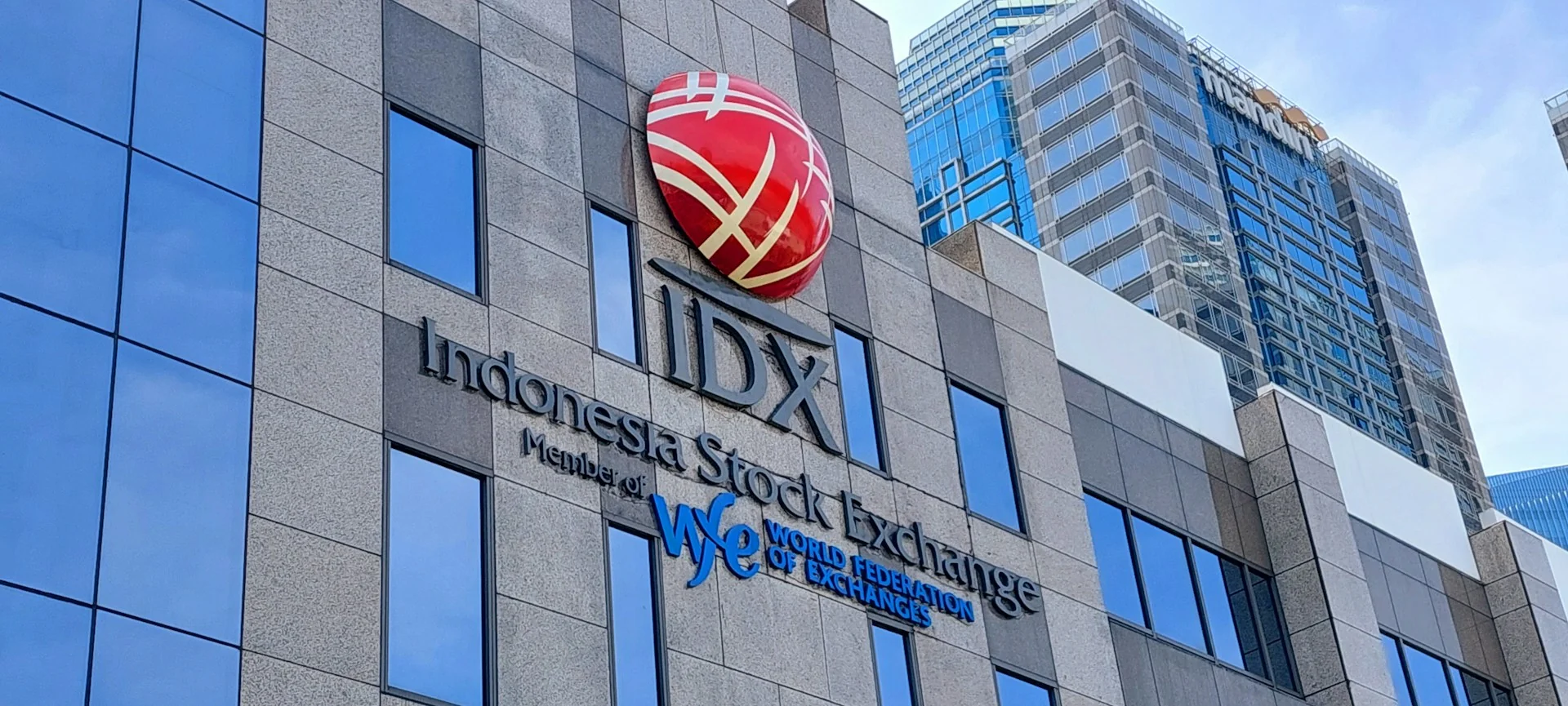 Fasad Gedung Bursa Efek Indonesia dengan logo IDX dan tulisan Indonesia Stock Exchange di Jakarta