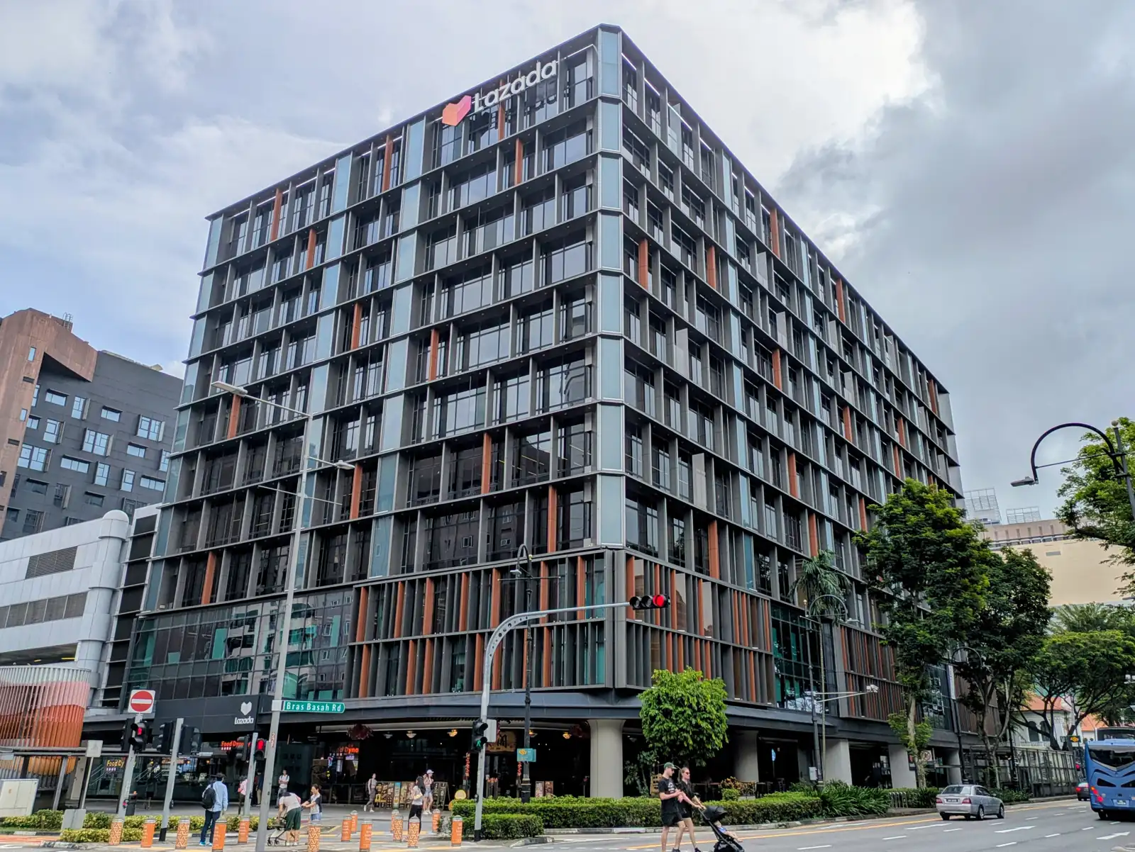 Gedung kantor pusat Lazada One berlogo Lazada di Jalan Bras Basah, Singapura