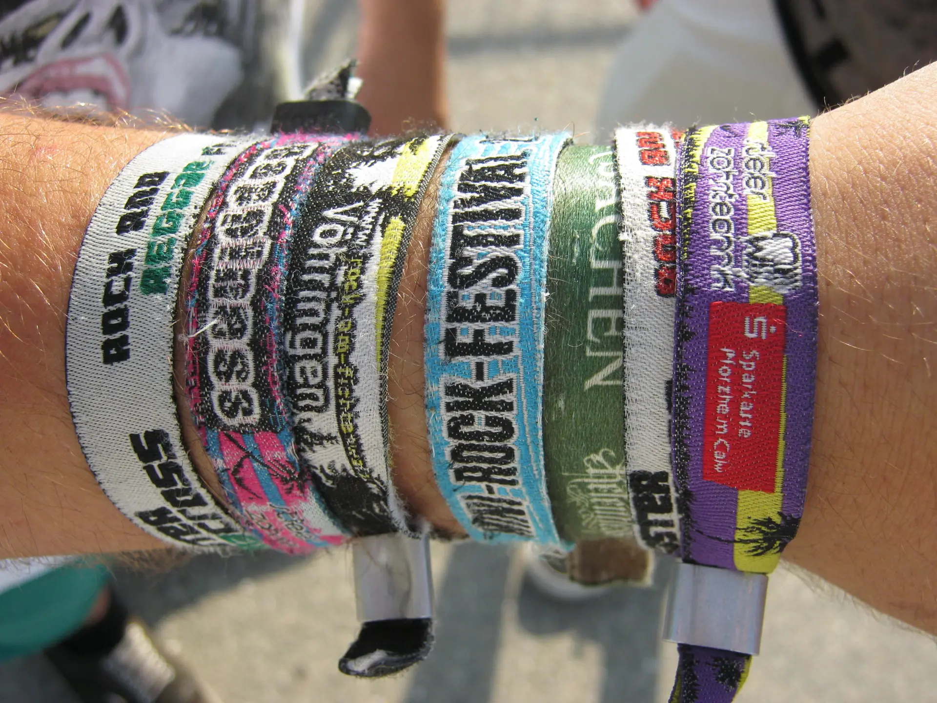 Deretan gelang kain festival musik terpasang di pergelangan tangan