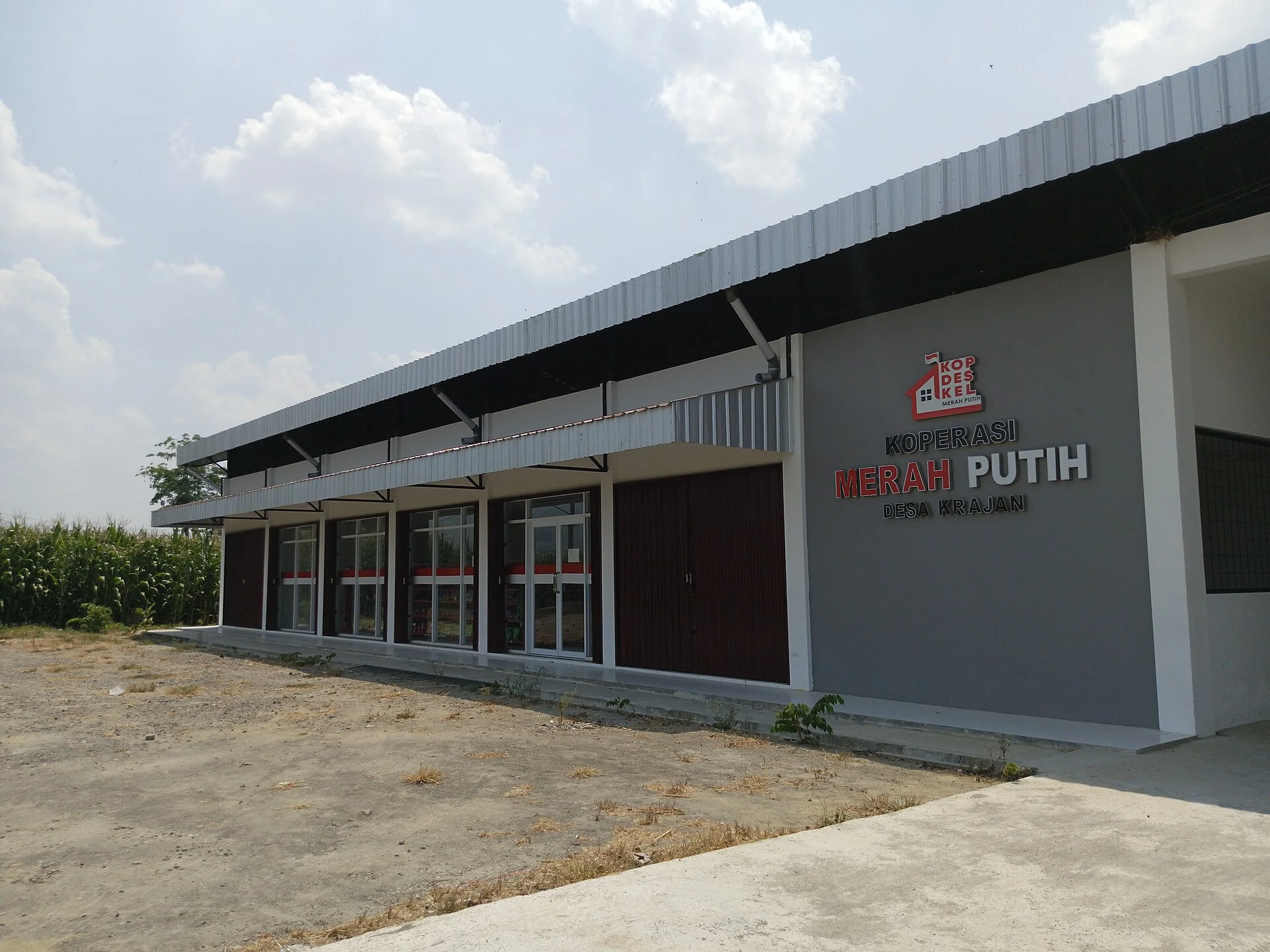 Bangunan gerai Koperasi Desa Merah Putih Krajan, Kalikotes, Klaten, dengan papan nama merah putih