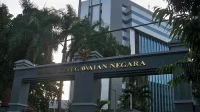 gerbang-gedung-kantor-pusat-bkn-jakarta Gerbang bertuliskan Badan Kepegawaian Negara dengan menara Gedung BKN di belakangnya