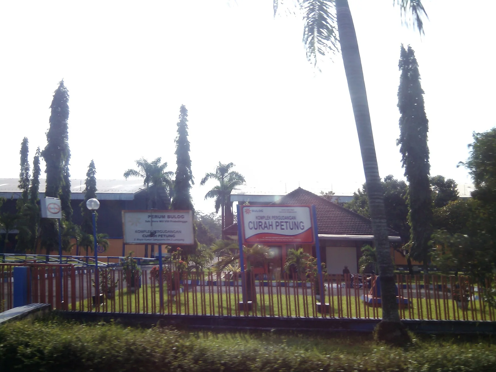 Gerbang kompleks pergudangan beras Perum Bulog di Lumajang, sumber beras bansos tahap 4