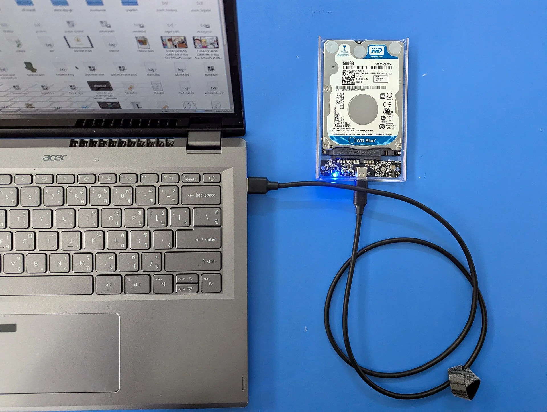 Hard disk eksternal tersambung kabel USB-C ke laptop, salah satu cara mengatasi laptop lemot Windows 11 saat penyimpanan penuh