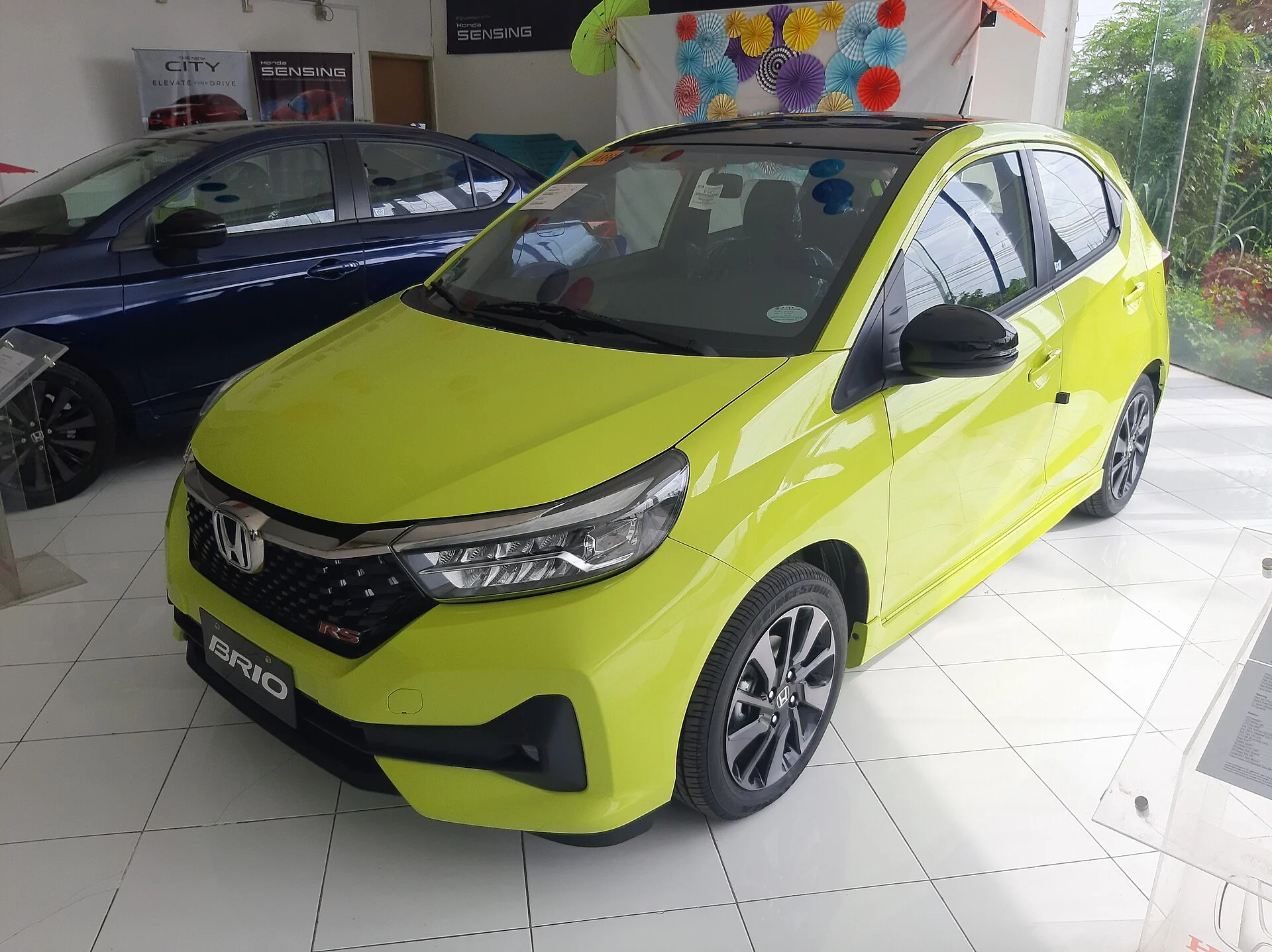 Honda Brio RS hijau limau di ruang pamer diler Honda