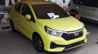 Honda Brio Satya E warna hijau limau, salah satu mobil untuk ibu rumah tangga yang ringkas