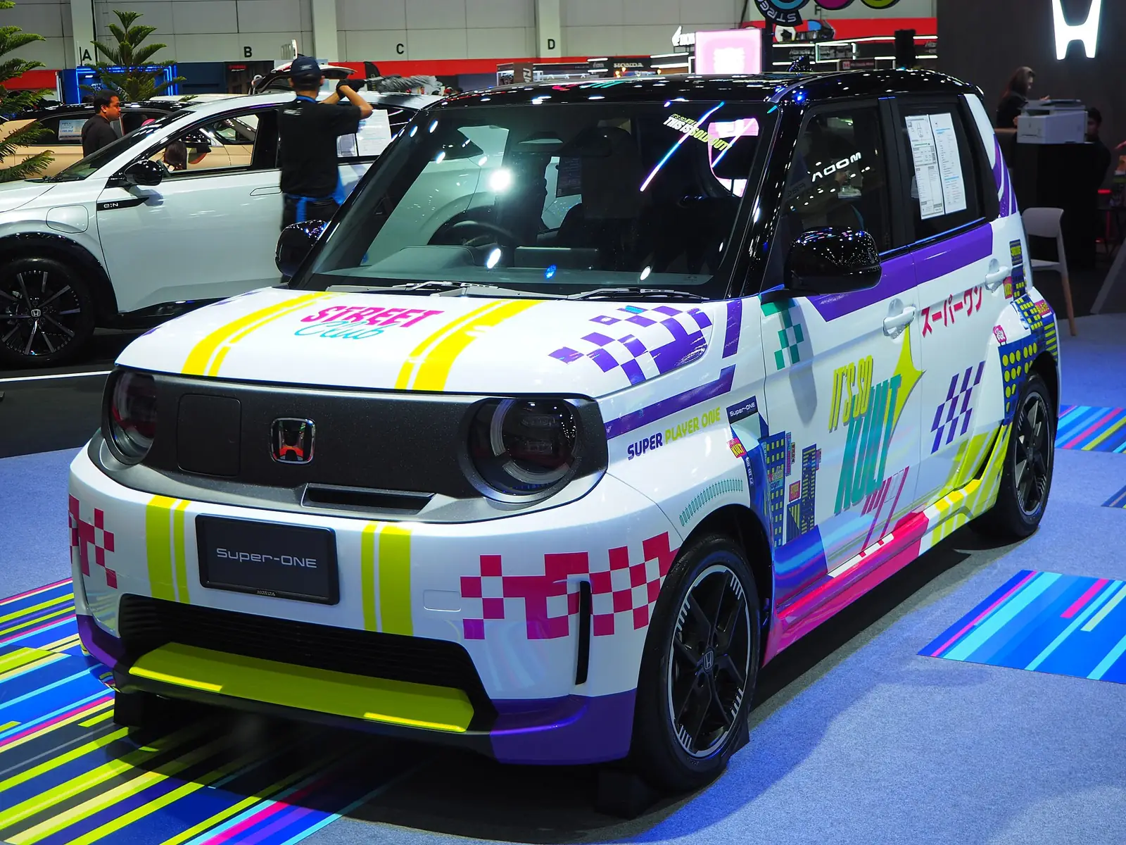 Honda Super-ONE, salah satu mobil listrik terbaru 2026, berwarna-warni dengan stiker grafis di pameran