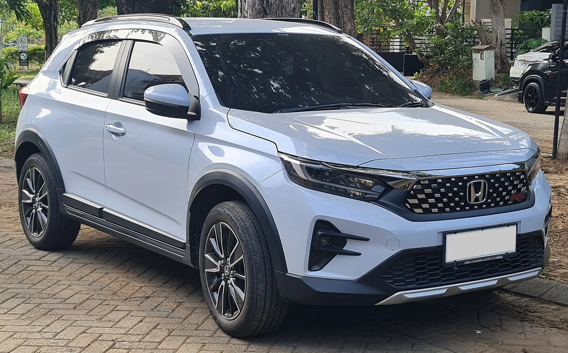 Honda WR-V RS putih terparkir di jalan berpaving
