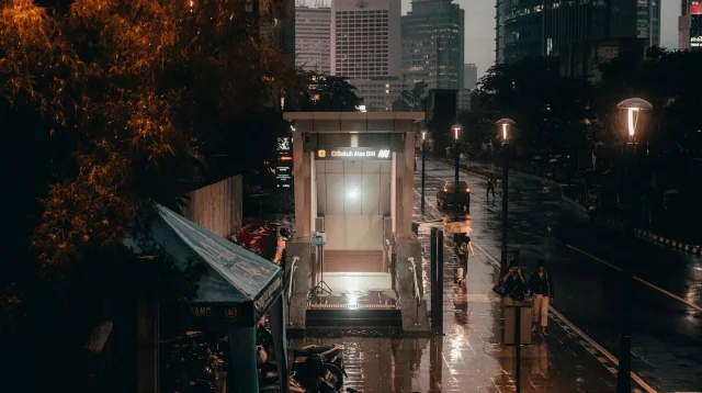 Jalan basah di kawasan Dukuh Atas Jakarta saat hujan sore, gambaran musim hujan 2026