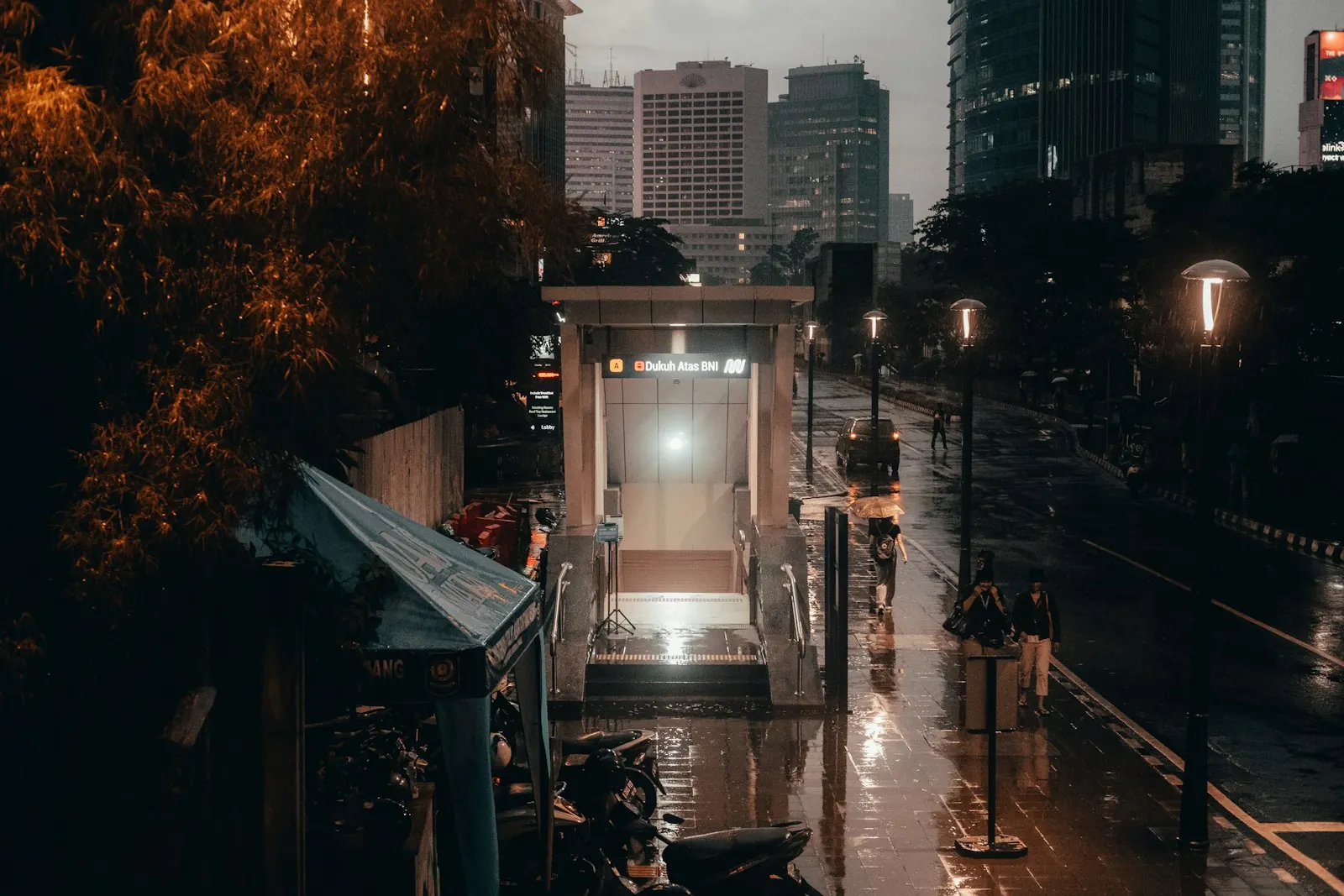 Jalan basah di kawasan Dukuh Atas Jakarta saat hujan sore, gambaran musim hujan 2026
