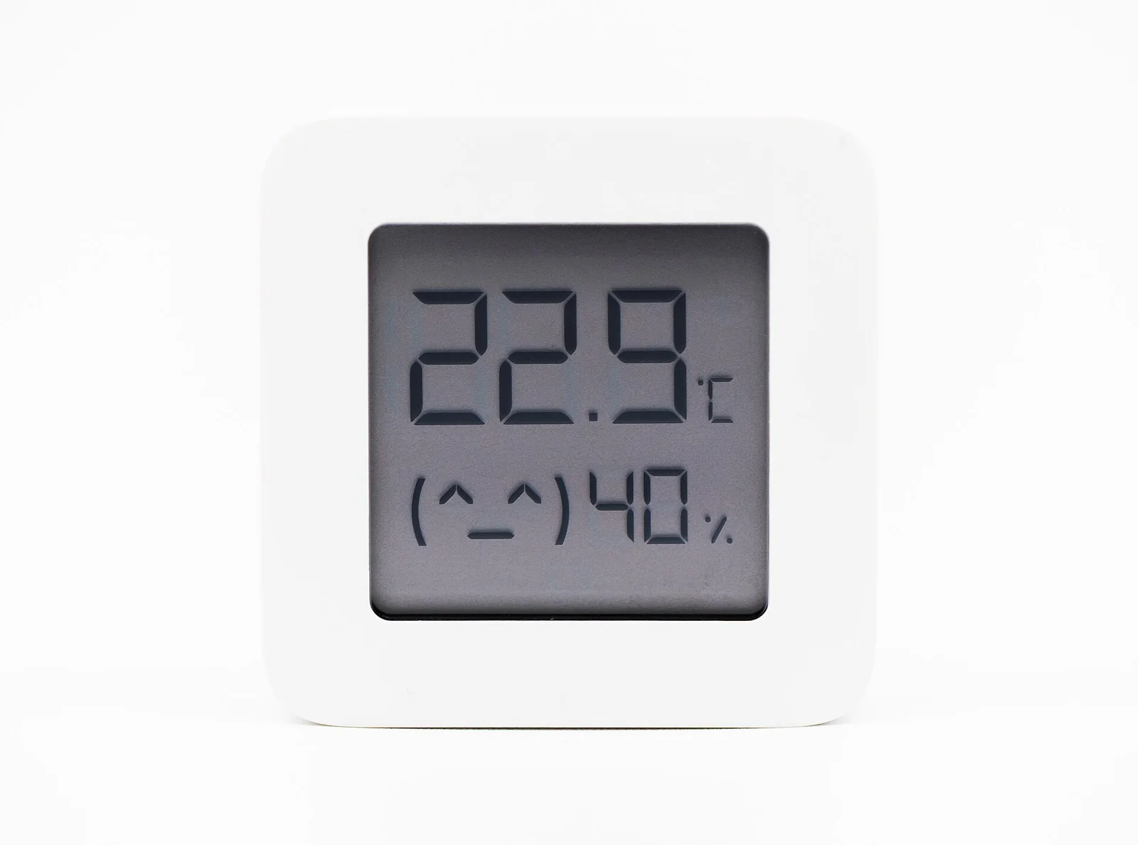 Hygrometer digital menampilkan suhu 22,9 derajat Celsius dan kelembapan 40 persen, alat untuk cara mencegah baju berjamur