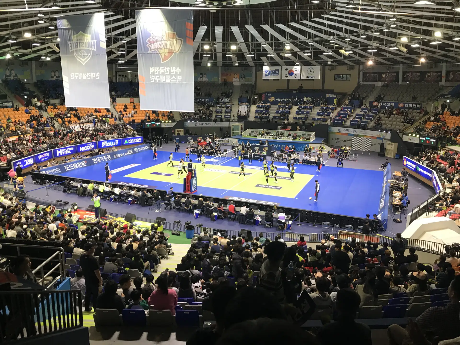Laga voli putri Hyundai E&C melawan Heungkuk Life di Suwon Gymnasium, November 2019, dilihat dari tribune atas