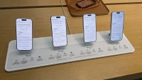 iPhone 17, iPhone Air, iPhone 17 Pro, dan iPhone 17 Pro Max berjajar di meja pajang toko Apple