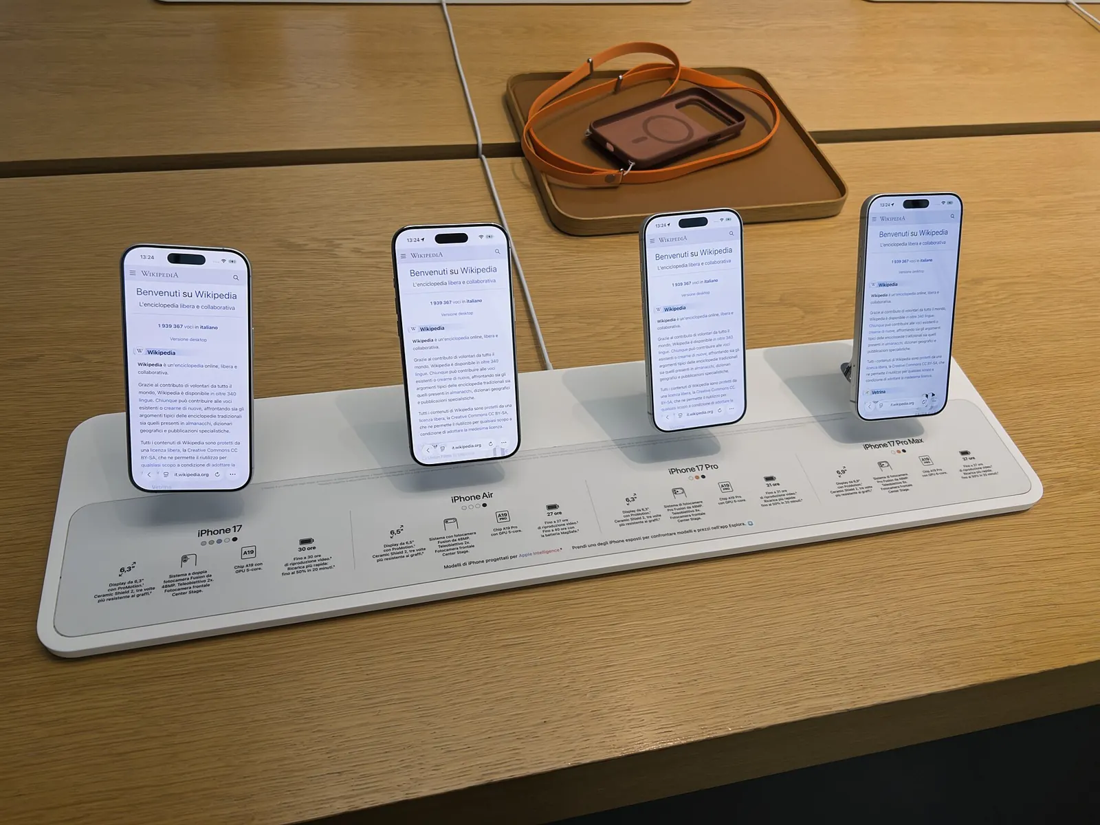 iPhone 17, iPhone Air, iPhone 17 Pro, dan iPhone 17 Pro Max berjajar di meja pajang toko Apple