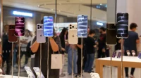 iPhone 18 Pro warna burgundi, biru gletser, silver, dan hitam dipajang di meja display Apple Store