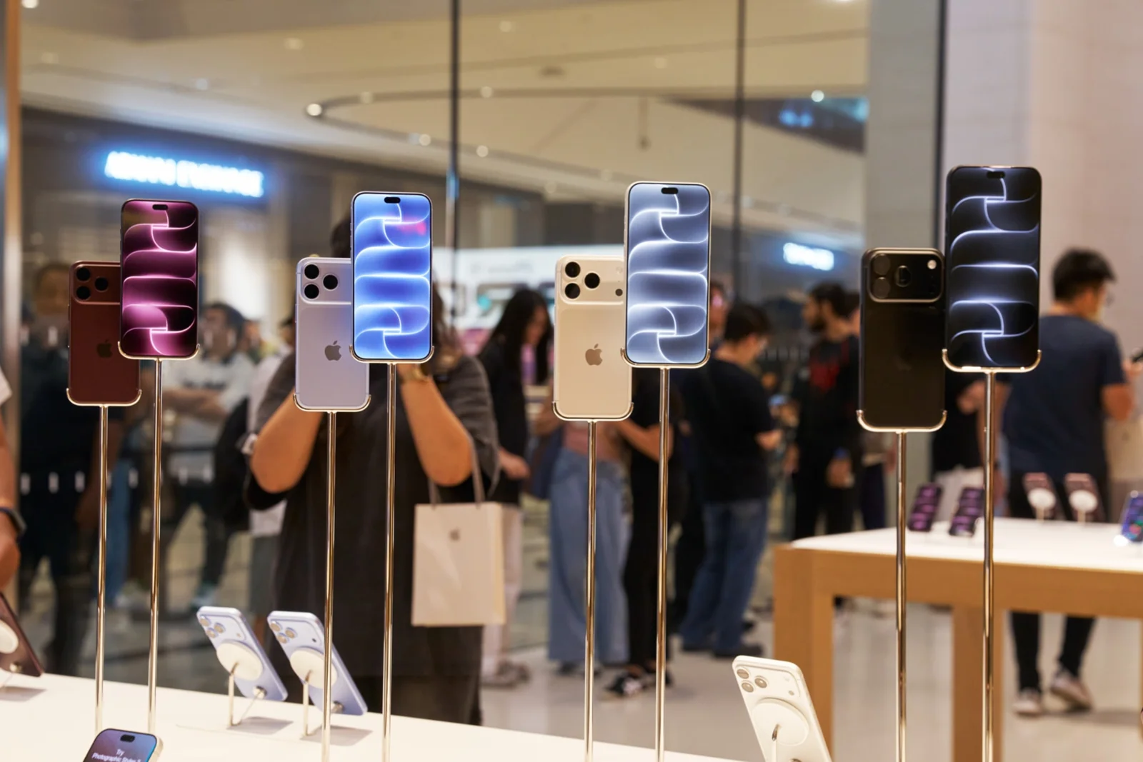 iPhone 18 Pro warna burgundi, biru gletser, silver, dan hitam dipajang di meja display Apple Store