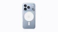 Bagian belakang iPhone 18 Pro warna biru dalam casing bening MagSafe dengan tiga kamera belakang