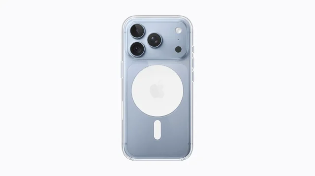 Bagian belakang iPhone 18 Pro warna biru dalam casing bening MagSafe dengan tiga kamera belakang