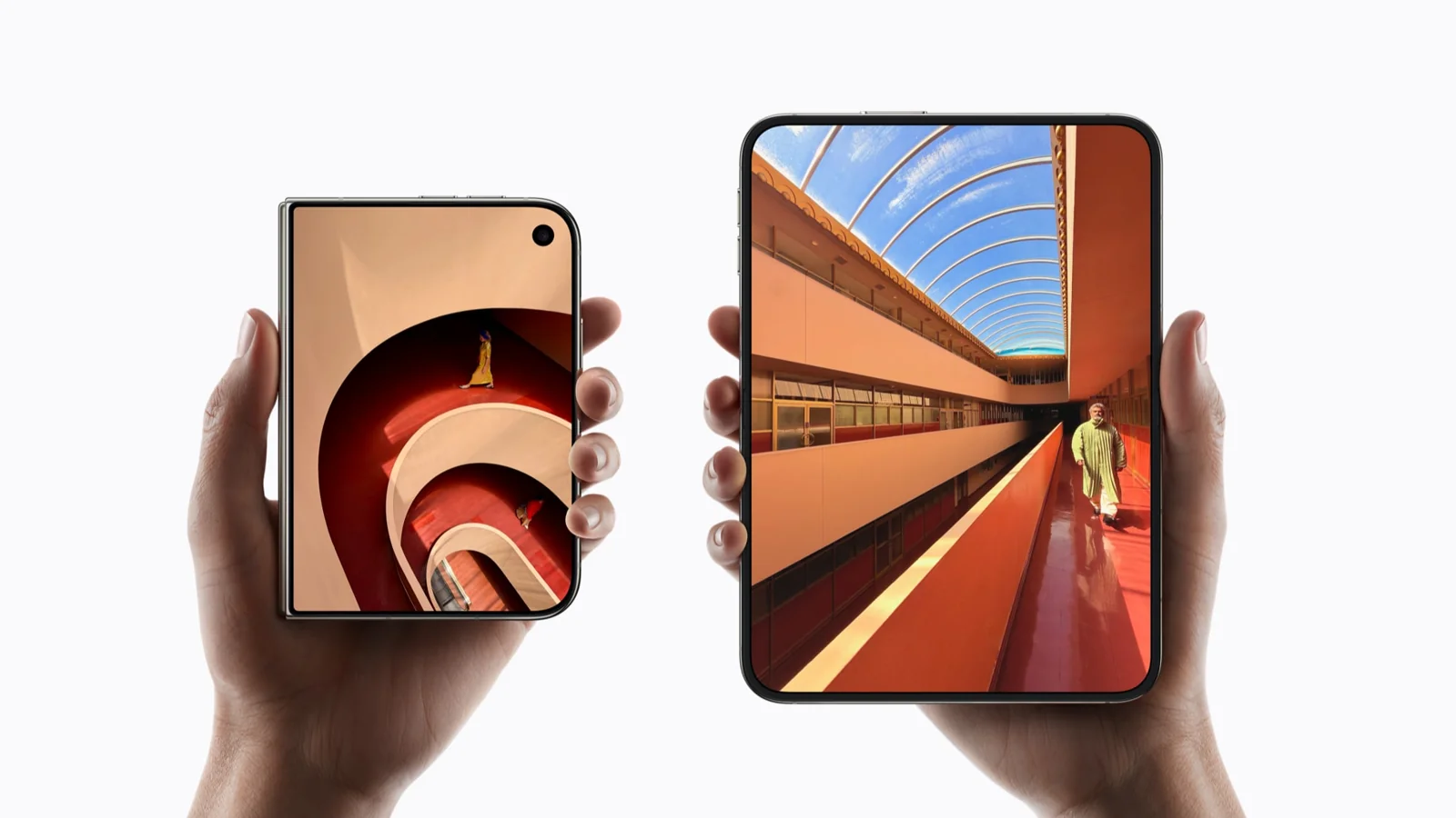 Dua tangan memegang iPhone Duo dengan layar luar 5,4 inci dan layar dalam 7,6 inci