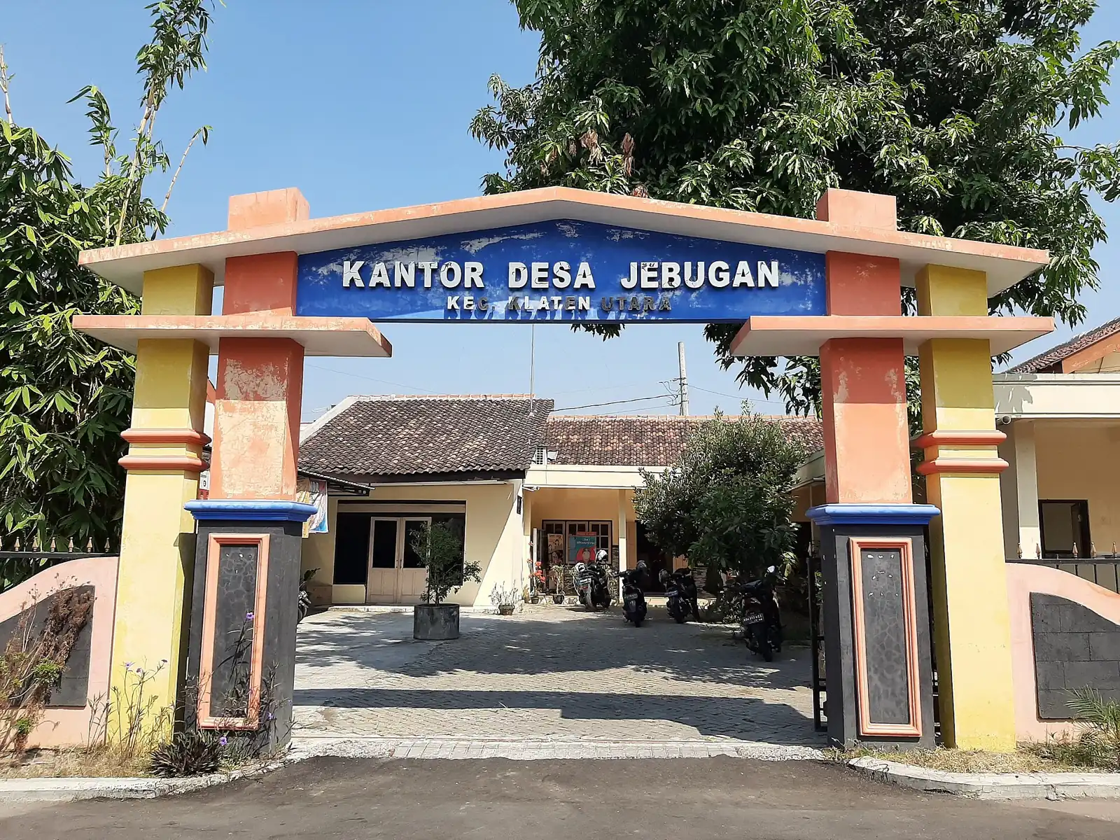 Gerbang Kantor Desa Jebugan Klaten, tempat warga bisa bertanya soal daftar bansos lewat Agen Perlinsos