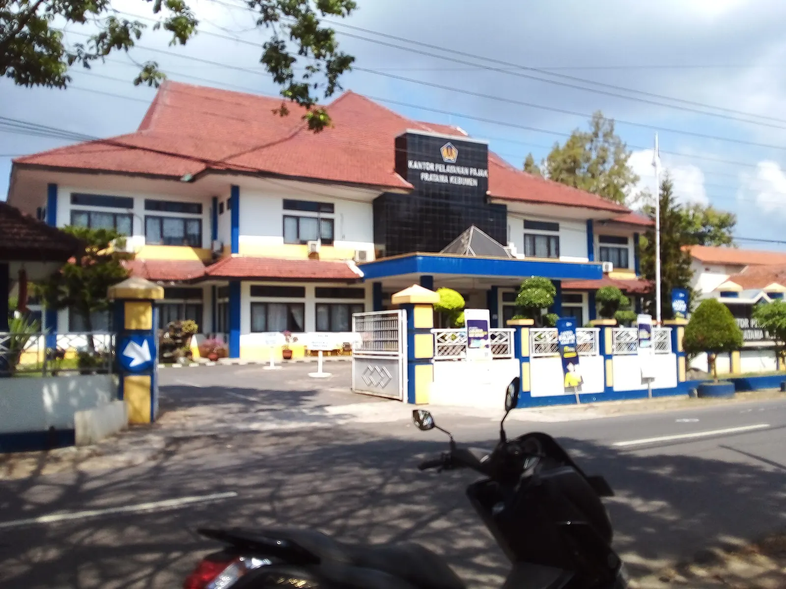 Gedung Kantor Pelayanan Pajak Pratama berwarna putih biru dengan atap merah