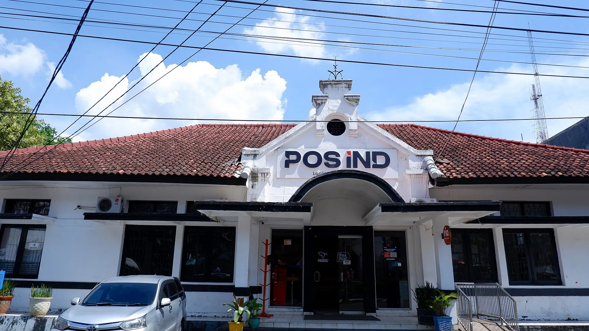 Gedung Kantor Pos Cianjur bercat putih dengan atap genteng merah dan tulisan POS IND