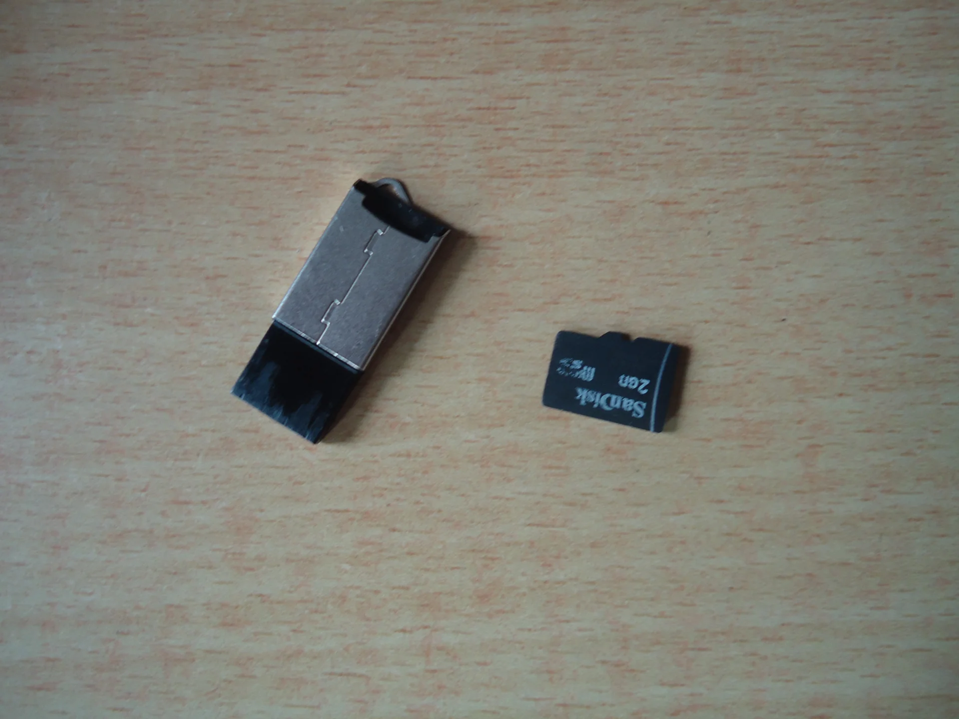 Kartu microSD di samping adaptor pembaca kartu