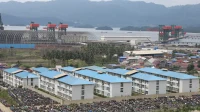 Kawasan industri smelter nikel Morowali di Sulawesi Tengah dengan dermaga, gudang bijih, dan mes pekerja