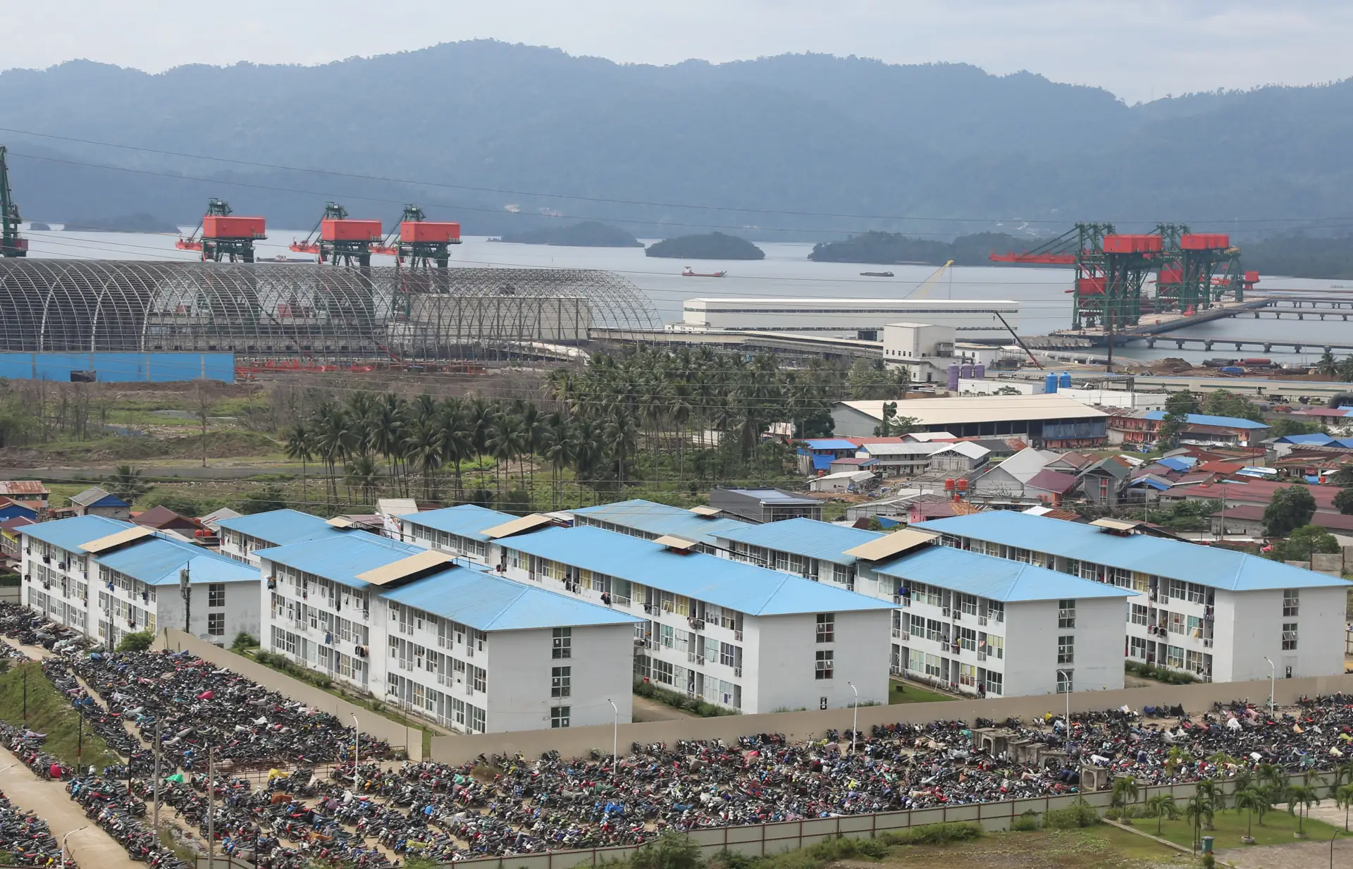 Kawasan industri smelter nikel Morowali di Sulawesi Tengah dengan dermaga, gudang bijih, dan mes pekerja