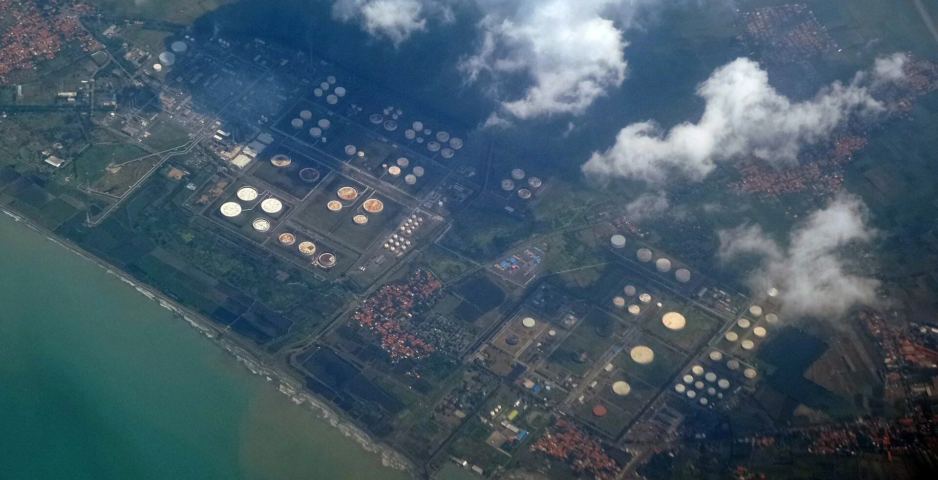 Foto udara kompleks Kilang Pertamina RU VI Balongan di pesisir Indramayu dengan deretan tangki penyimpanan