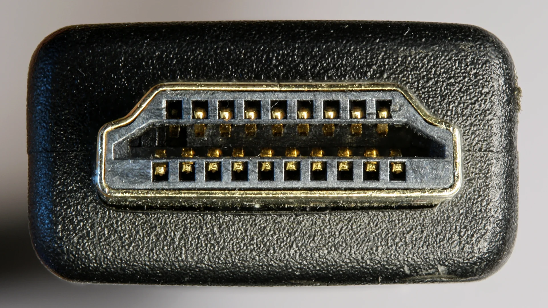 Close-up ujung konektor kabel HDMI dengan pin berlapis emas