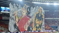 Koreografi raksasa suporter Timnas Indonesia bergambar ksatria dan perisai Garuda di tribun Stadion Utama Gelora Bung Karno