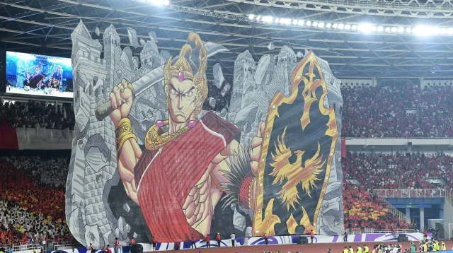 Koreografi raksasa suporter Timnas Indonesia bergambar ksatria dan perisai Garuda di tribun Stadion Utama Gelora Bung Karno