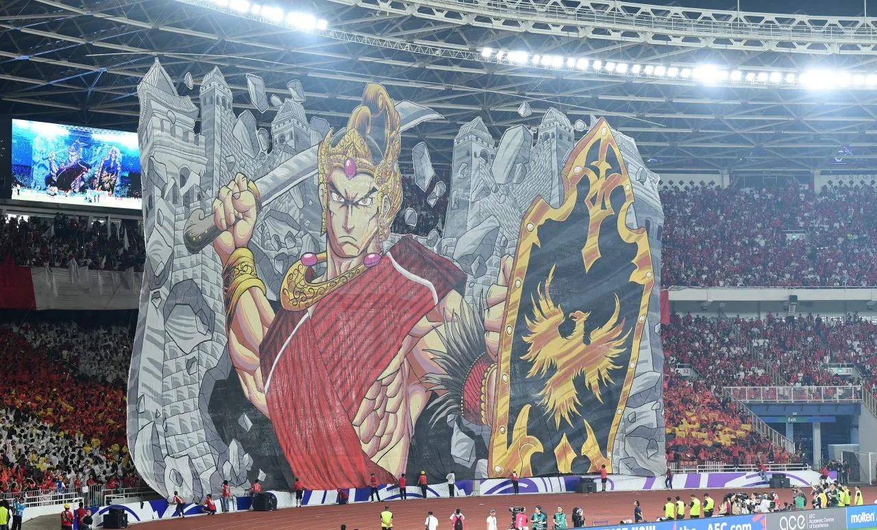 Koreografi raksasa suporter Timnas Indonesia bergambar ksatria dan perisai Garuda di tribun Stadion Utama Gelora Bung Karno